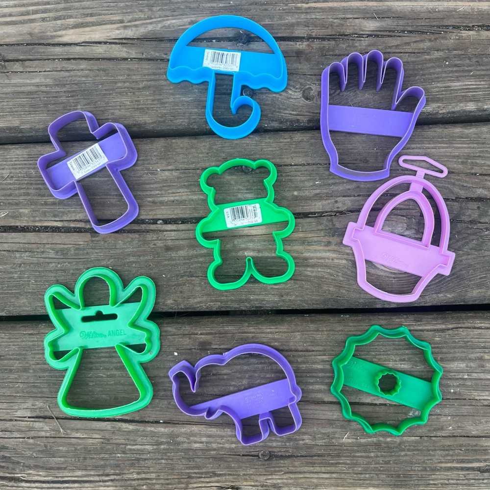 VINTAGE WILTON ASSORTED COOKIE CUTTER BUNDLE OF 8